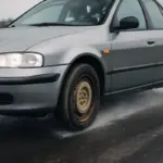 Le auto con ABS e grip ridotto: perché la qualità delle gomme fa la differenza in frenata